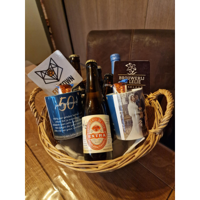 leuk bier pakketje met onderliggers mok en bieren